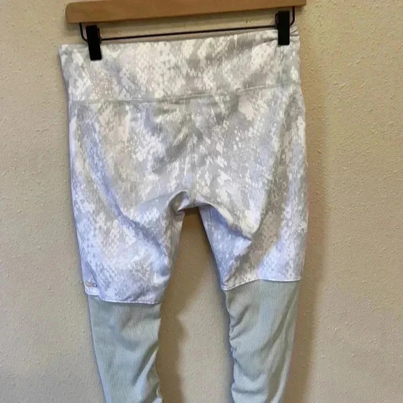 ALO Yoga Women’s Goddess Leggings - Picture 7 of 10